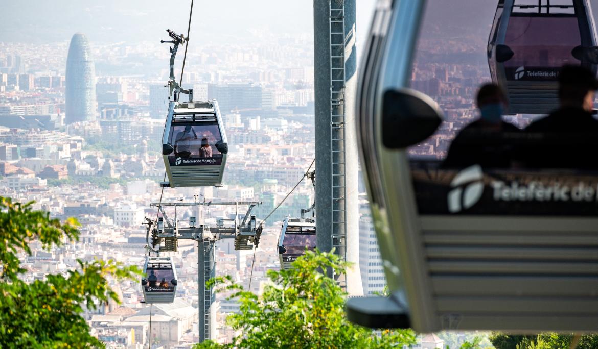 Disfruta de unas vistas espectaculares de la ciudad mientras subes hasta el Castillo de Montjuïc.