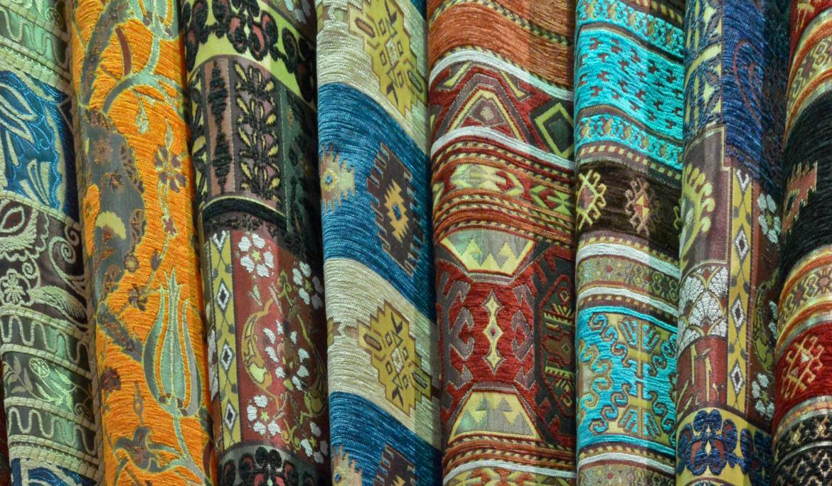 Some shops in Barcelona offer locally made rugs, bed linens, and towels, crafted using traditional techniques / photo: Stefano Zocca