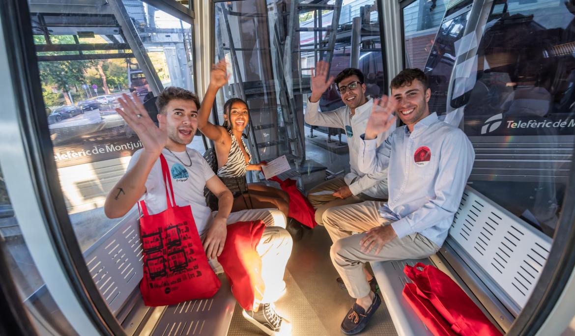 Parelles i grups coneixent-se dins les cabines del Telefèric de Montjuïc / Foto: TMB