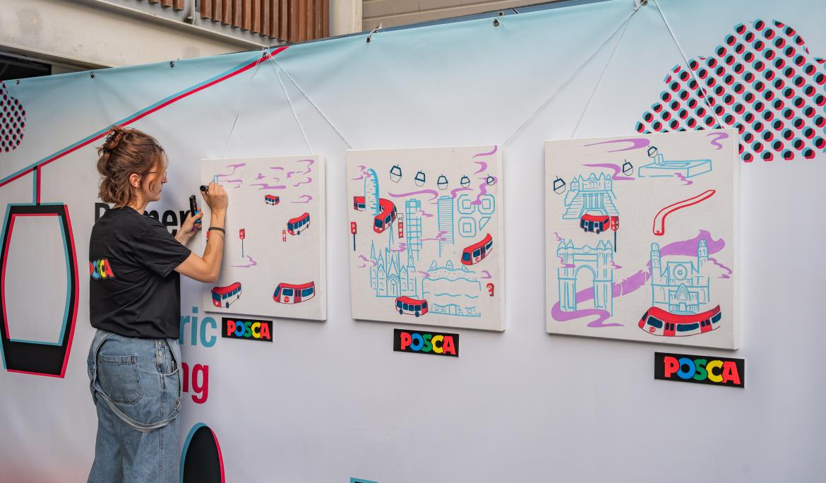 L’artista urbana Sara Masià va crear en directe una obra que representa l’ànima de Barcelona i de TMB. El toc de color el va posar amb marcadors POSCA / Foto: TMB