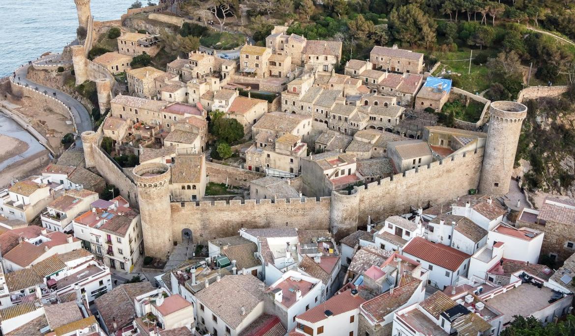 La muralla medieval i l’encant de la Vila Vella de Tossa de Mar / Foto: Aleix Ventayol via Unsplash