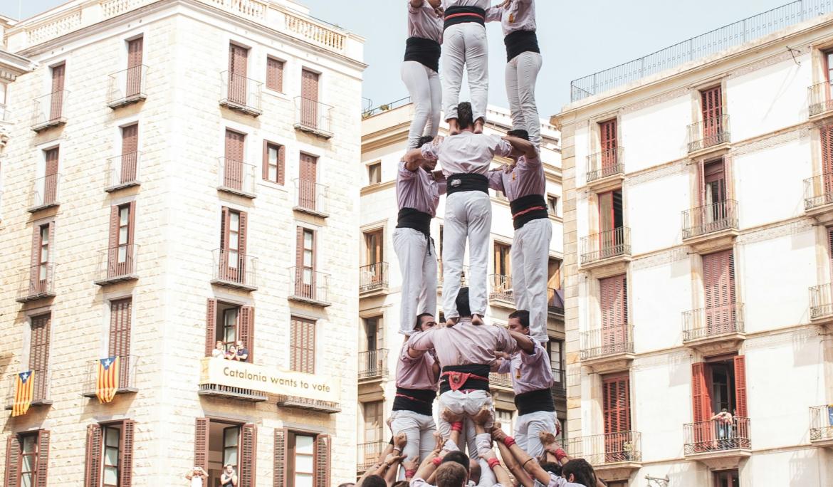Els castells, símbol d’esforç i tradició a les festes majors. / Foto: Angela Compagnone via Unsplash
