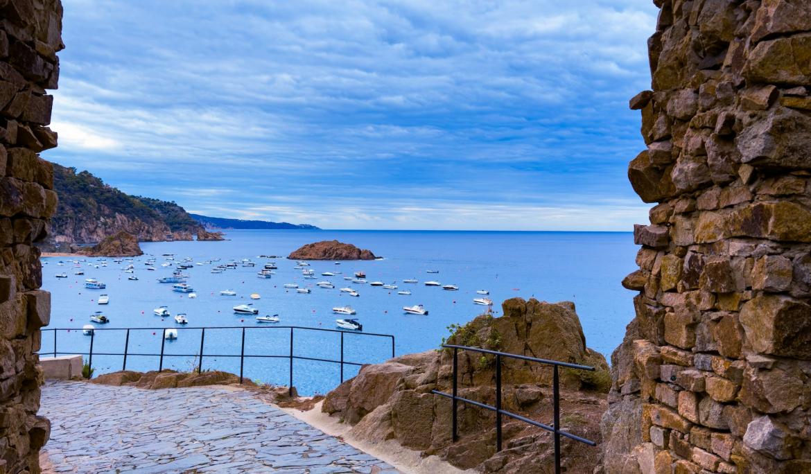 Descobreix les aigües cristal·lines i els paisatges únics de la Costa Brava / Foto: Atul Ajit via Unsplash