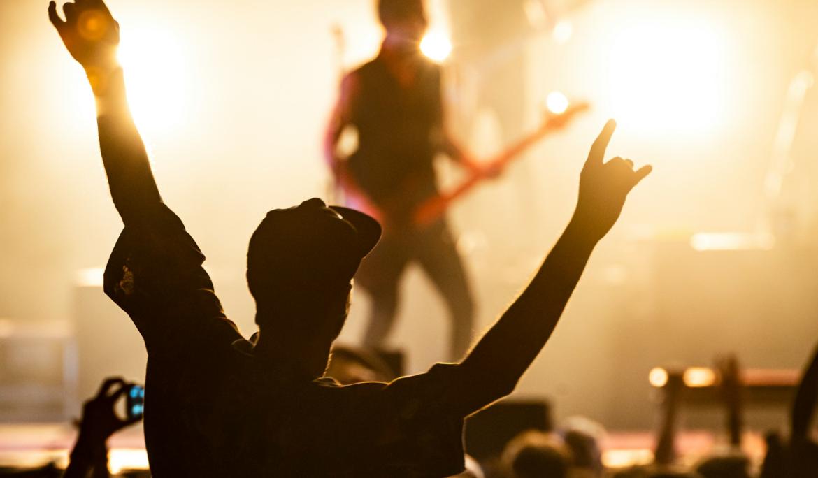 Música en directe i bon ambient: ingredients essencials de qualsevol festa major. / Foto: Tijs Van Leur via Unsplash