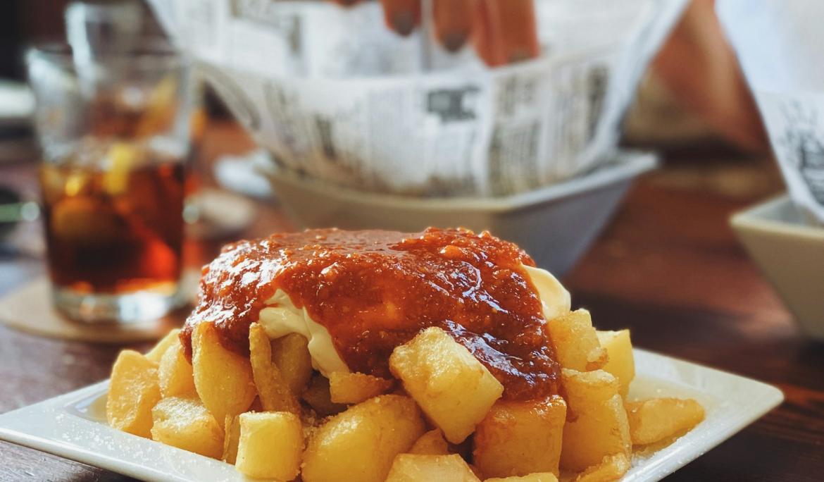 Las bravas, un clásico imprescindible. / Foto: Nacho Carretero vía Unsplash