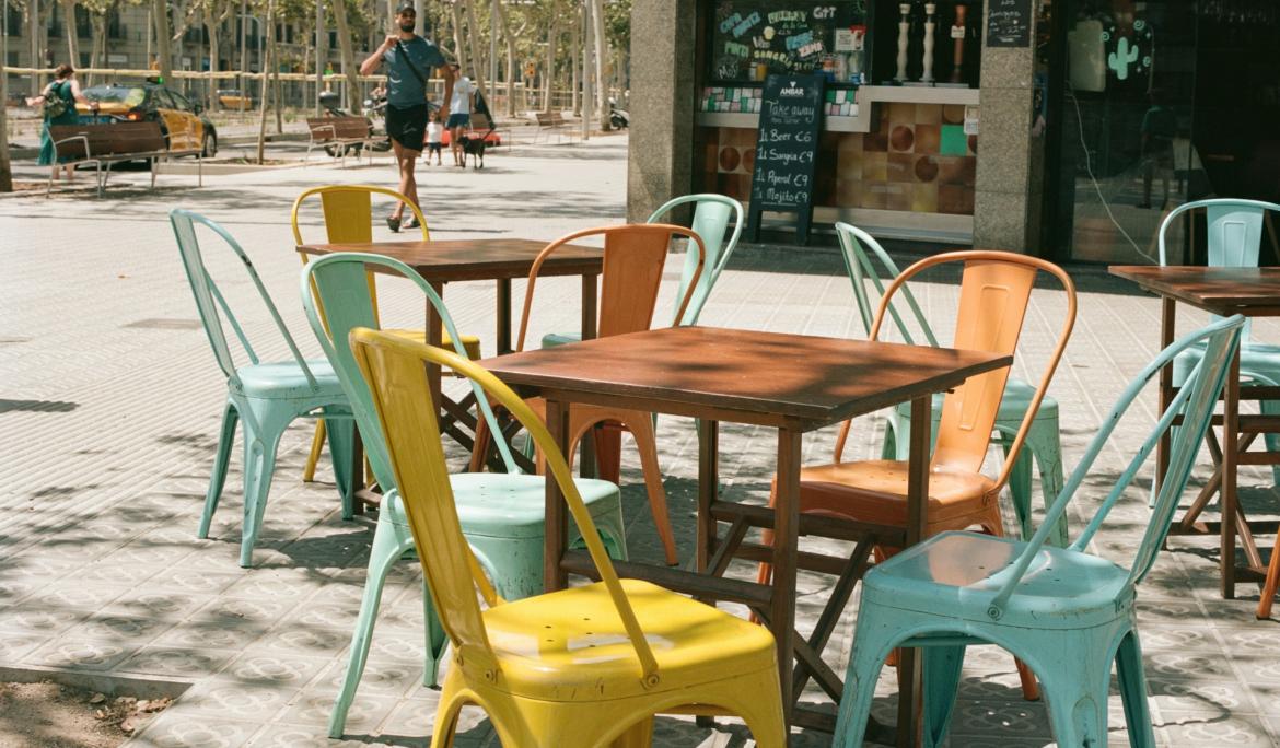 Las terrazas son la esencia del ritmo cotidiano barcelonés / Foto: Nan Zhou vía Unsplash