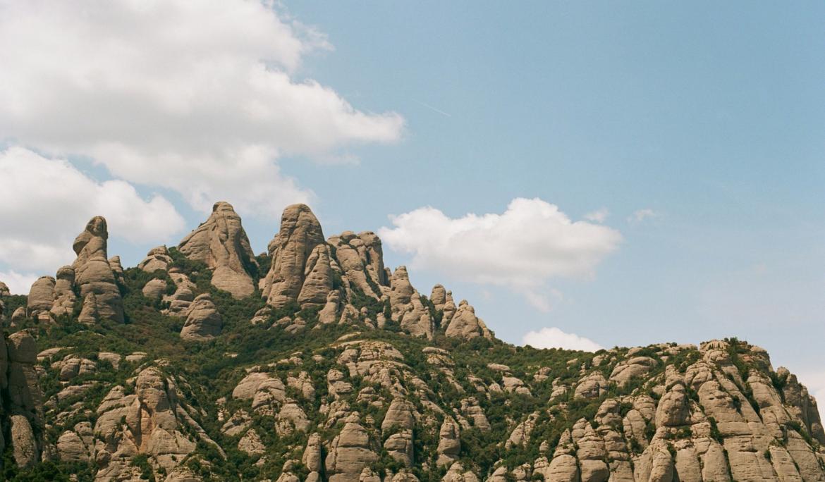 Los Siete Balcones del Baix Llobregat ofrecen vistas espectaculares de la montaña de Montserrat / Foto: Shayan Eskandari vía Unsplash.