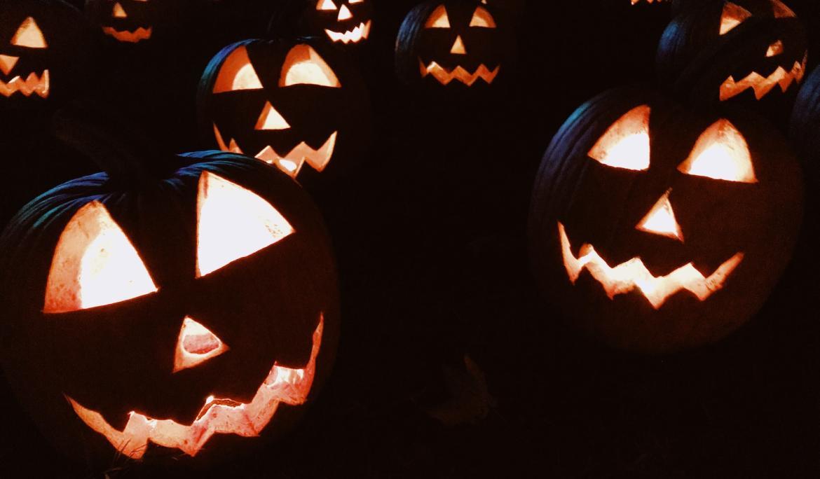 En els darrers anys, la influència la celebració de Halloween ha agafat més pes a Barcelona, on es decoren cases, edificis i locals amb carabasses. Foto: Taylor Rooney via Unsplash
