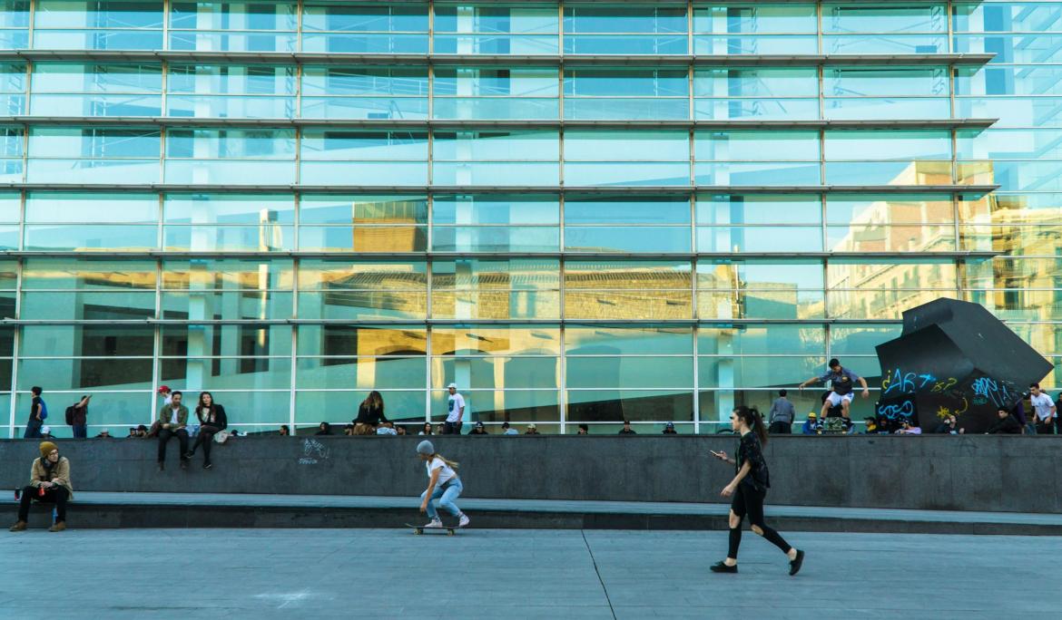 L’icònic edifici del MACBA és avui un símbol cultural al cor del Raval. / Foto: Guille Alvarez via Unsplash