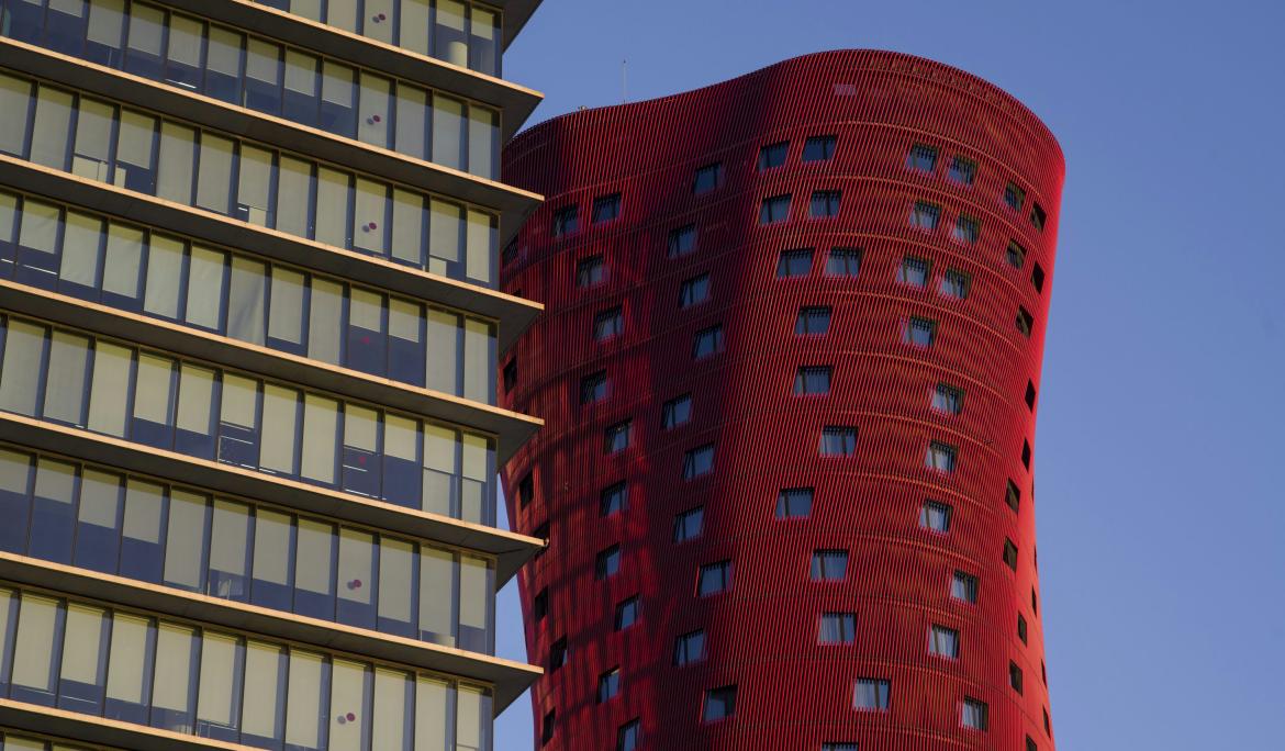 Torre Vermella, geometria i color / Foto: Lluis Bazan via Unsplash