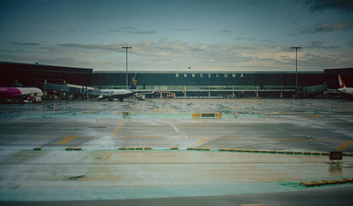 Skip the taxi lines: from terminals T1 and T2, you can easily reach the city centre by metro. / Photo: Tobias via Unsplash