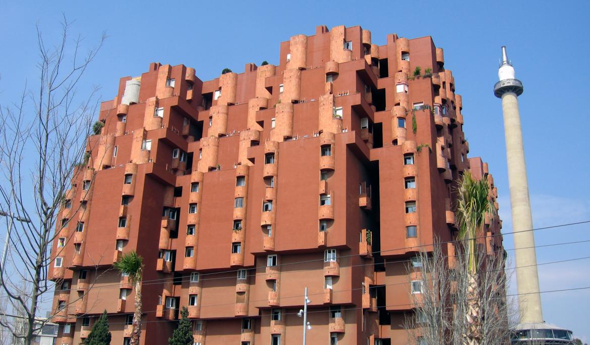 L'edifici Walden dissenyat per Ricardo Bofill és un dels més emblemàtics dels voltants de BarcelonaFoto: Till F. Teenck via Crative Commons