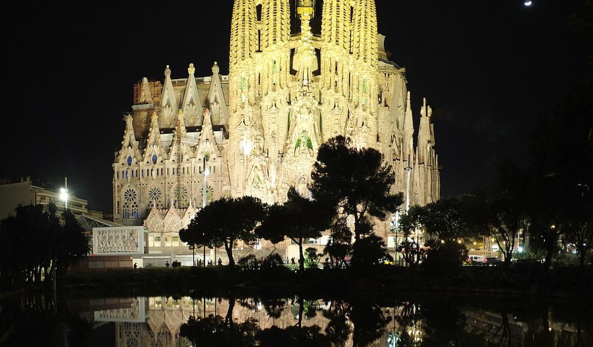 La Sagrada Família, icona indiscutible de Barcelona, destaca encara més quan cau la nit / Foto via Wikimedia Commons