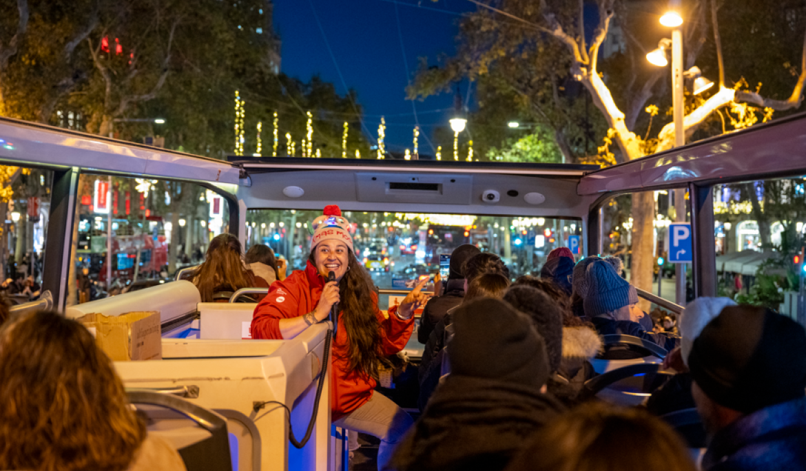 L’experiència del Barcelona Christmas Tour permet descobrir Barcelona des d’una perspectiva màgica i nocturna. / Foto: TMB
