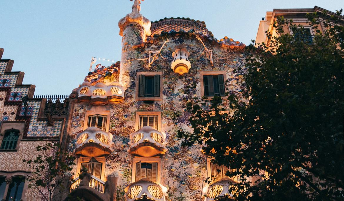 Casa Batlló, one of Gaudí’s most iconic works, where color, light and organic forms define his unique architectural language.