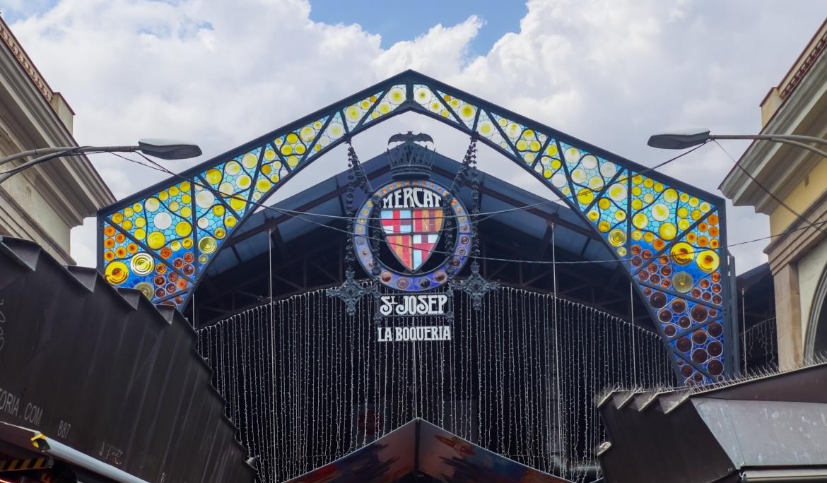 Vista frontal de l’entrada principal del mercat de la Boqueria on s’hi pot veure l’escut de Sant Josep. Un dels mercats de Barcelona més visitats.