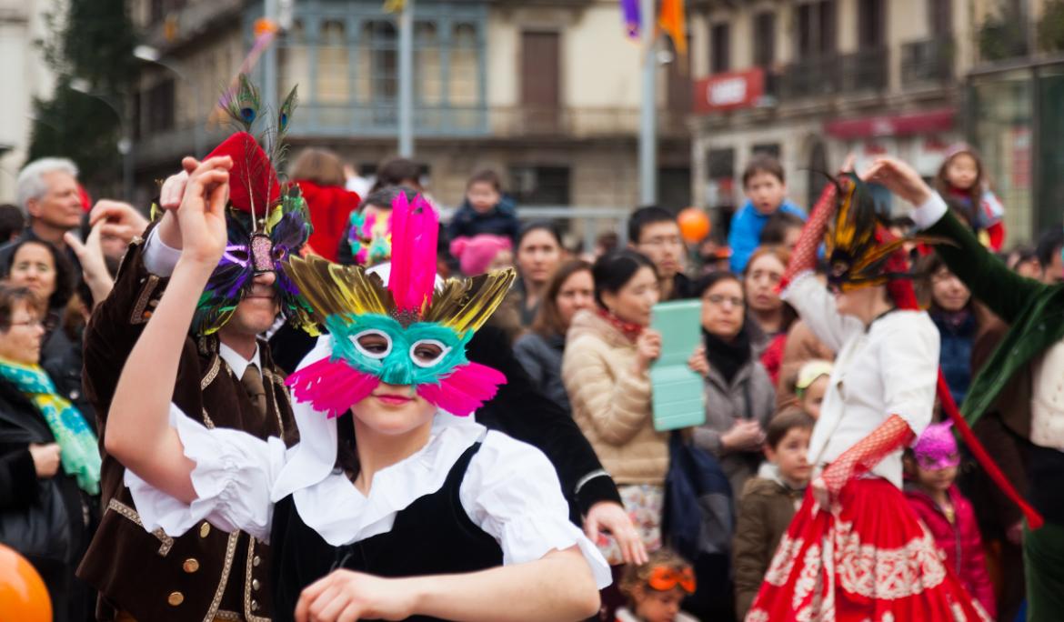 Una comparsa fent un ball a una rua de Carnestoltes de Barcelona.