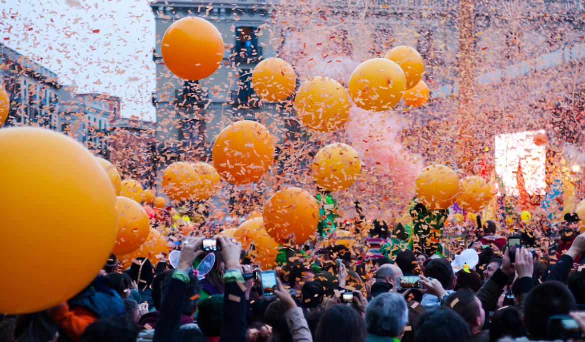Imatge de la Taronjada de Carnestoltes a Barcelona 2026 a la plaça Sant Jaume.