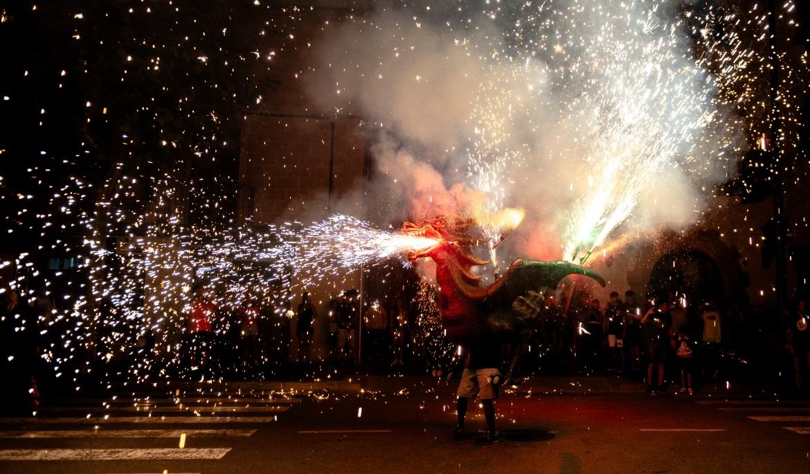 Una bèstia amb forma d'àliga treu foc pels queixals a un correfoc de barri a Barcelona al març
