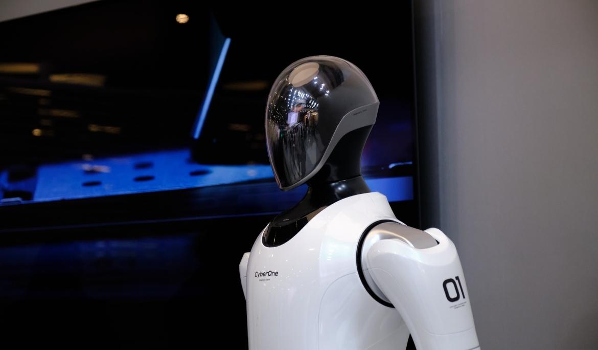 Image of a humanoid‑shaped robot at the Mobile World Congress, a fair that showcases Barcelona as Europe’s innovation capital.
