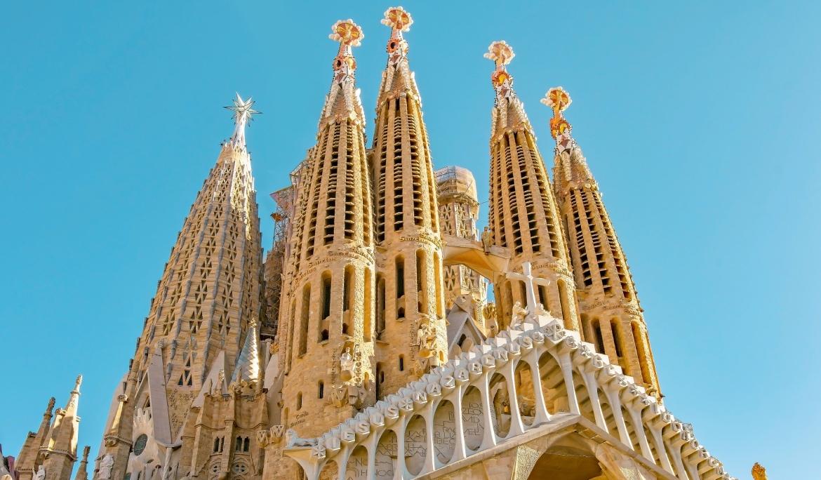 IImpresionante vista desde la calle de la fachada principal de la Sagrada Familia de Barcelona, todavía inacabada.