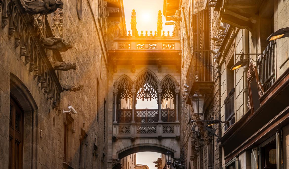 Imagen del pont del Bisbe, en el barrio Gótico de Barcelona, en el atardecer.