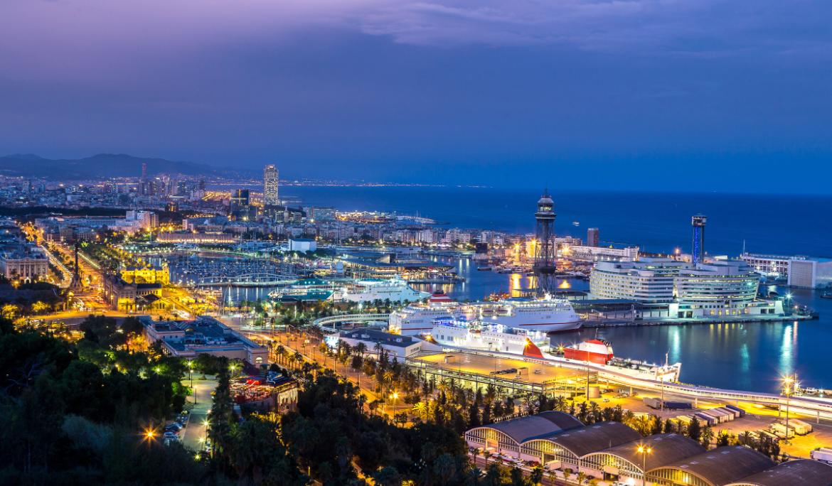 Panorámica de Barcelona al anochecer.