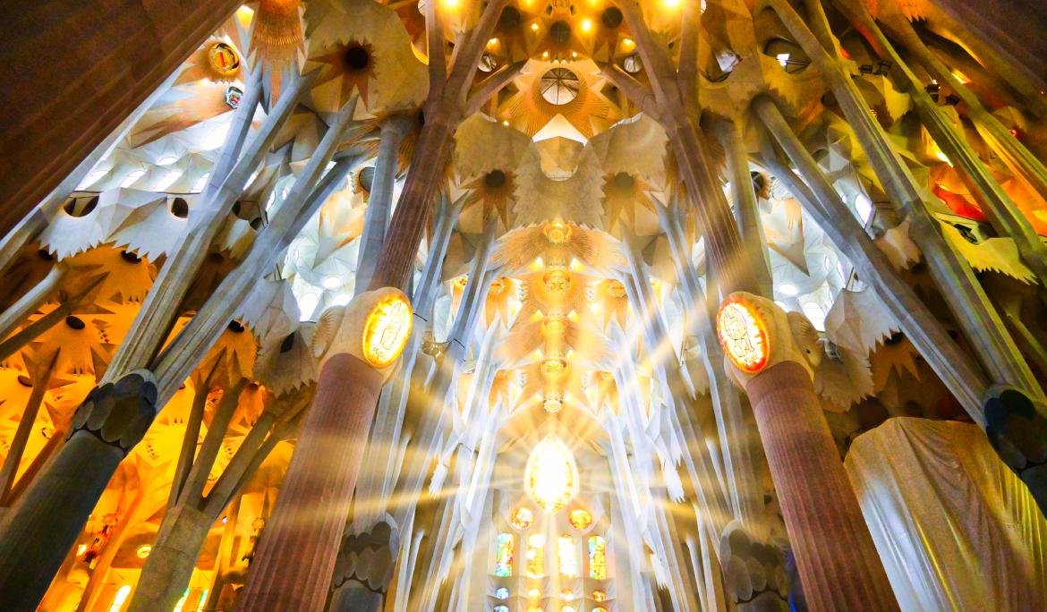imatge interior de la Sagrada Família amb molta llum entrant pels finestrals durant la Setmana Santa a Barcelona.