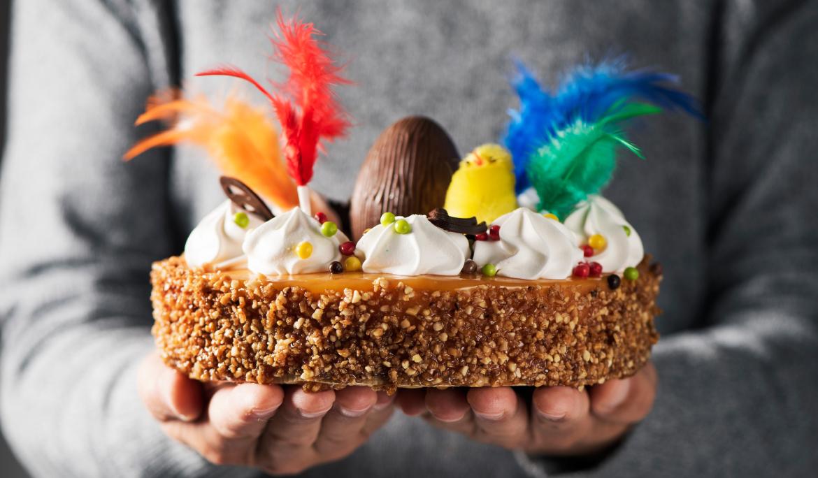 Imatge d'una mona catalana amb els seus pollets, ous de xocolata i plomes de colors vius, molt típica de la Setmana Santa a Barcelona.