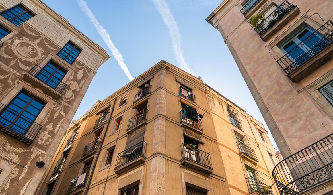 Pla contrapicat de tres edificis en motiu de Barcelona Capital de l'Arquitectura