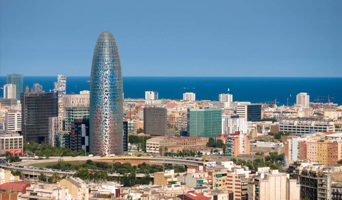 Vistes de Barcelona amb la torre Glòries de fons.