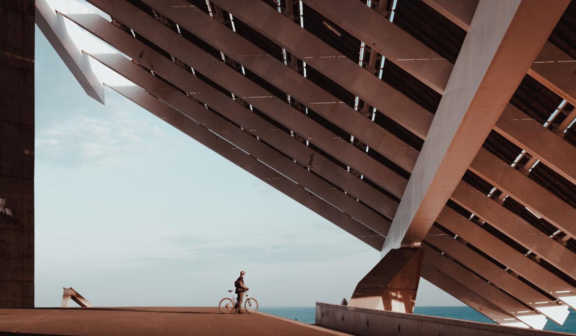 Un noi jove sota les taulades inclinades del Fòrum de Barcelona