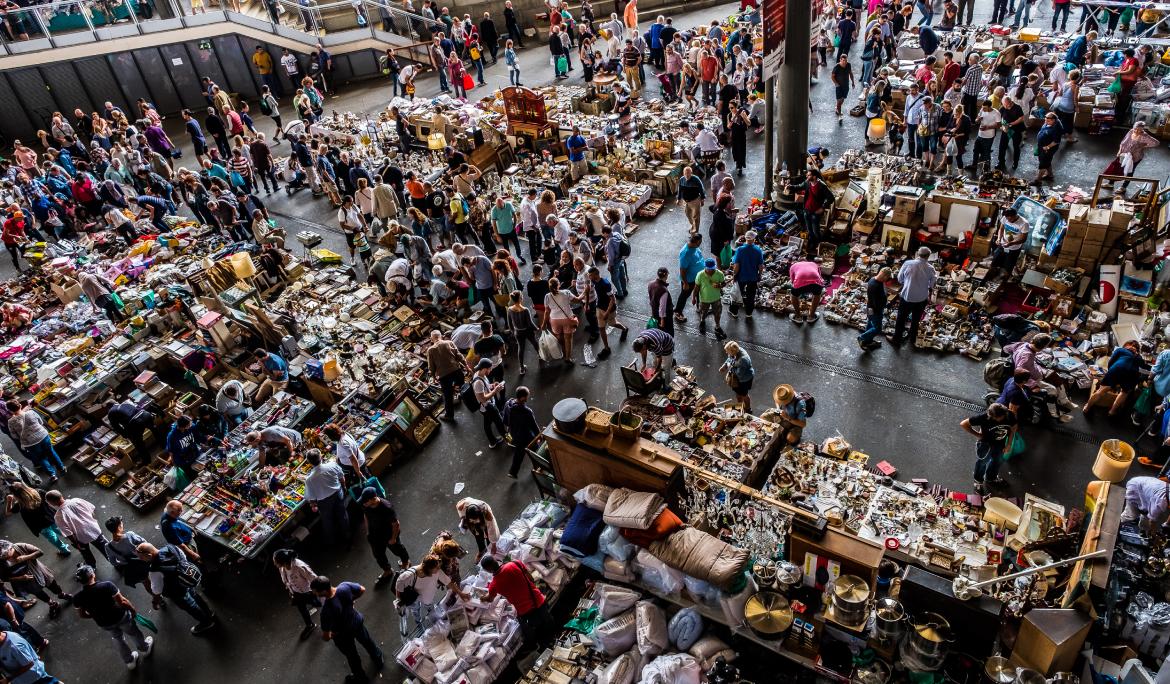 El mercat dels Encants vis des de dalt, on es veuen totes les persones gaudint d'un pla gratis a Barcelona a l'Abril