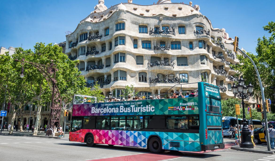 Vista del Barcelona Bus Turístic davan de la Casa Batlló, un lloc on és fàcil caure en errors al visitr Barcelona.
