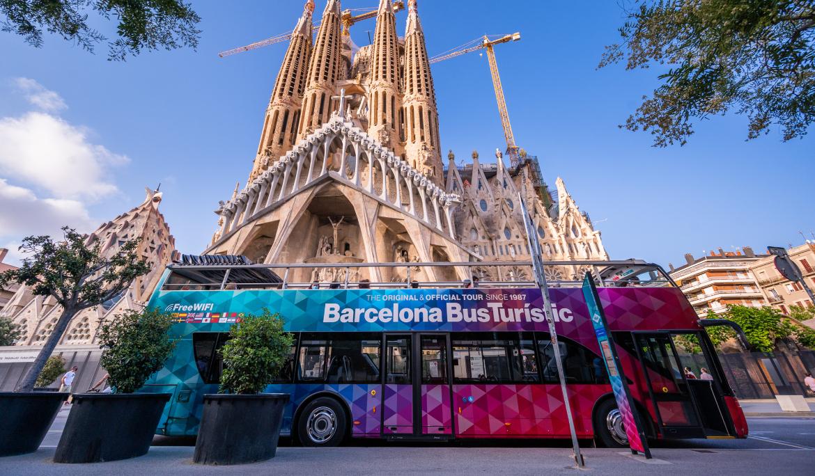 El Barcelona Bus Turístic passant per davant de la façana principal de la Sagrada Família per Setmana Santa.