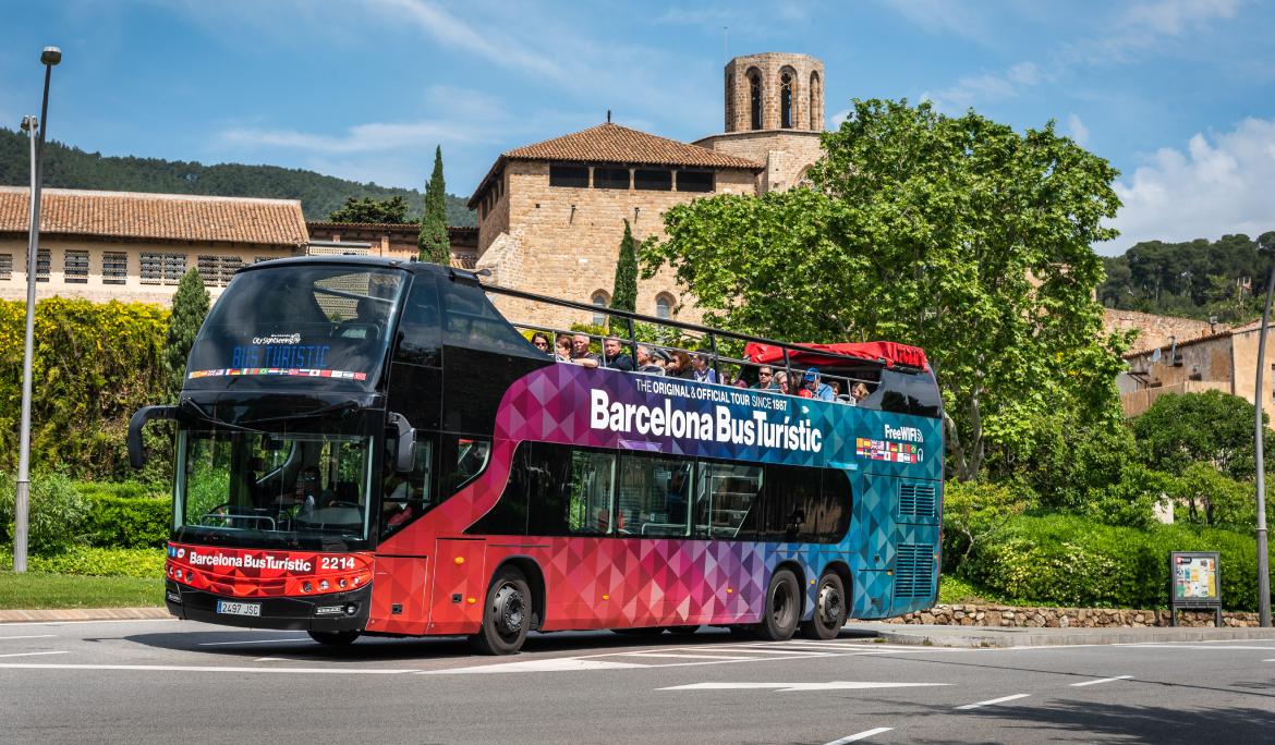 Imatge del Barcelona Bus Turístic voltant per un paratge del cas antic per Setmana Santa a Barcelona