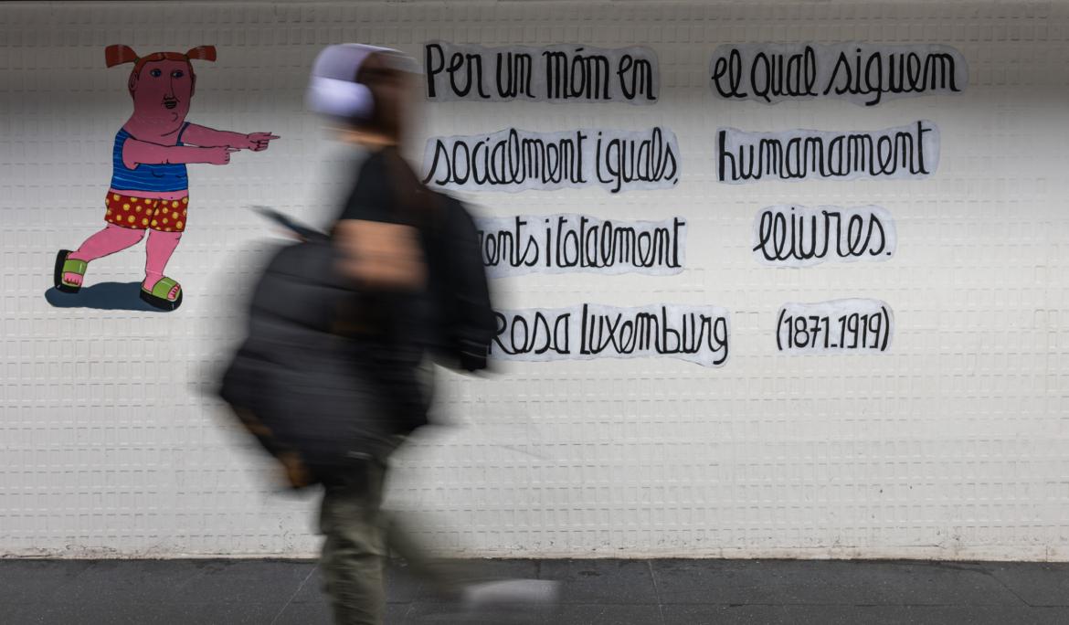 A new artistic intervention has appeared in the Barcelona metro to mark 8M in Barcelona.