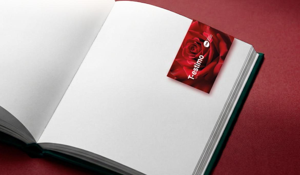 Punt de llibre dins un llibre obert en blanc