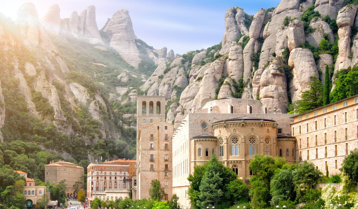 Imagen del monasterio de Montserrat con la montaña de fondo en un día soledo.