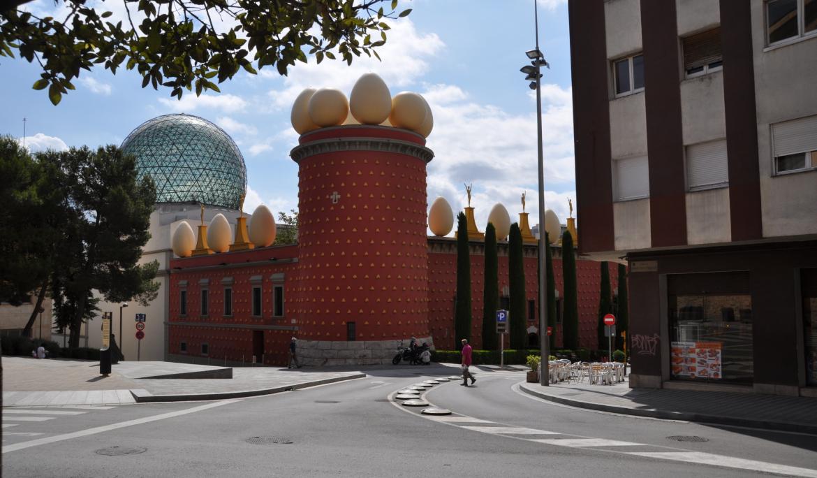 imagen de l facada del edificio del museo Dalí. Una escapada muy común para hacer desde Barcelona.
