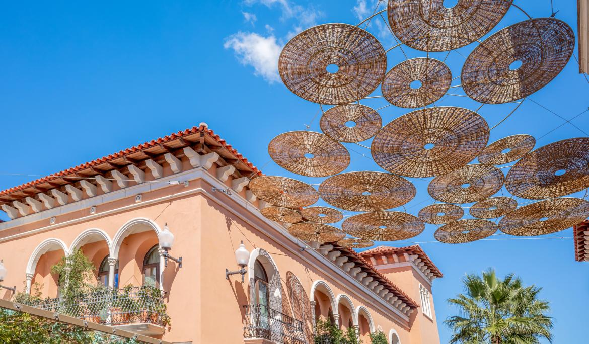 Imagen de una calle decorada de La Roca Shopping Center