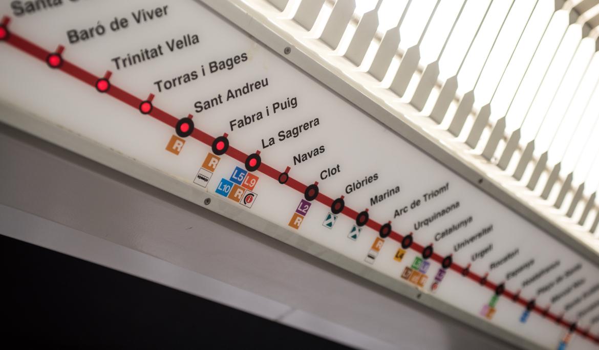Imagen del cartel de las paradas del metro de la L1.