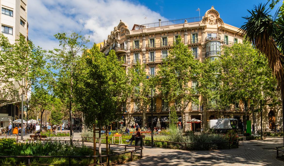 Imagen de un cruce del Eixample con mucha vegetación.