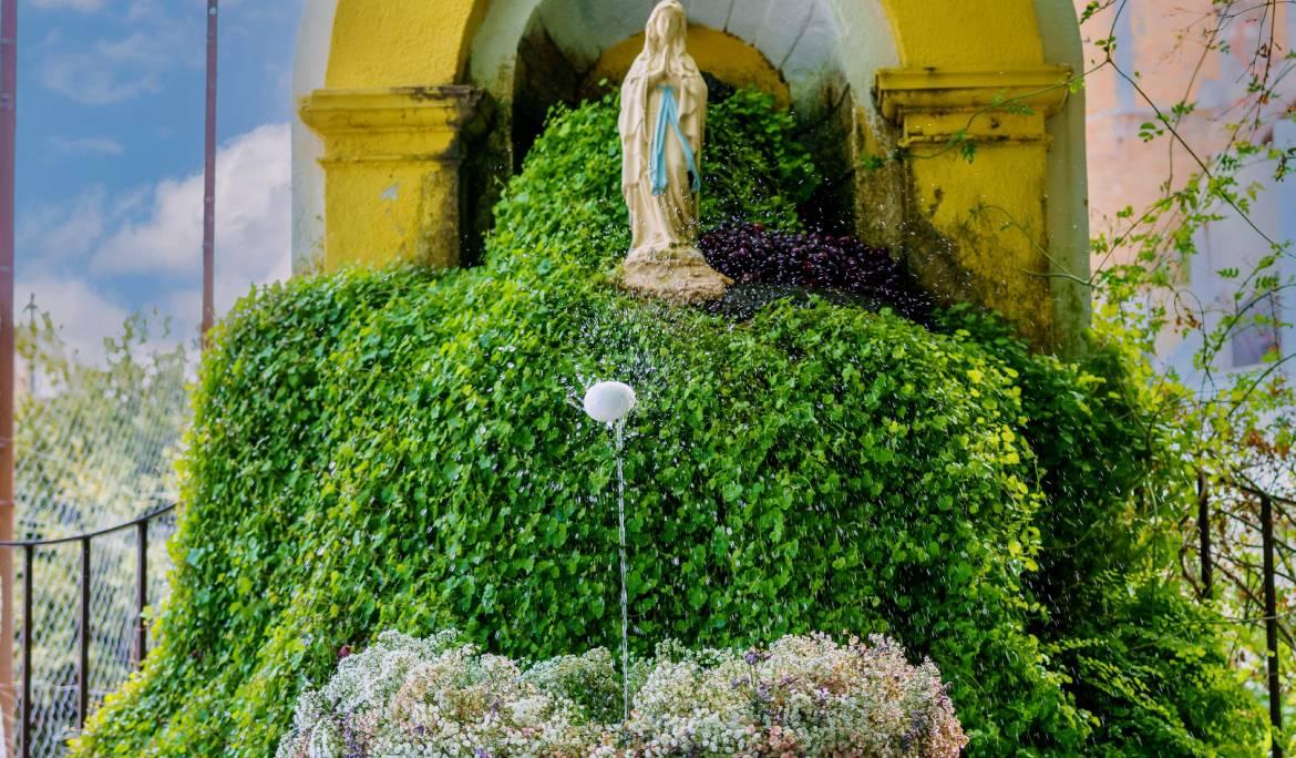 Un ou flotant sobre l'aigua d'una font d'un clàustre de Barcelona al juny