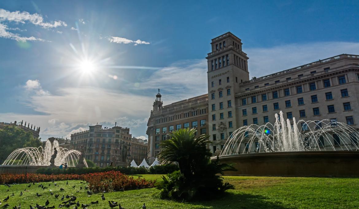 Imatge de les fons de la plaça Catalunya de Barcelona
