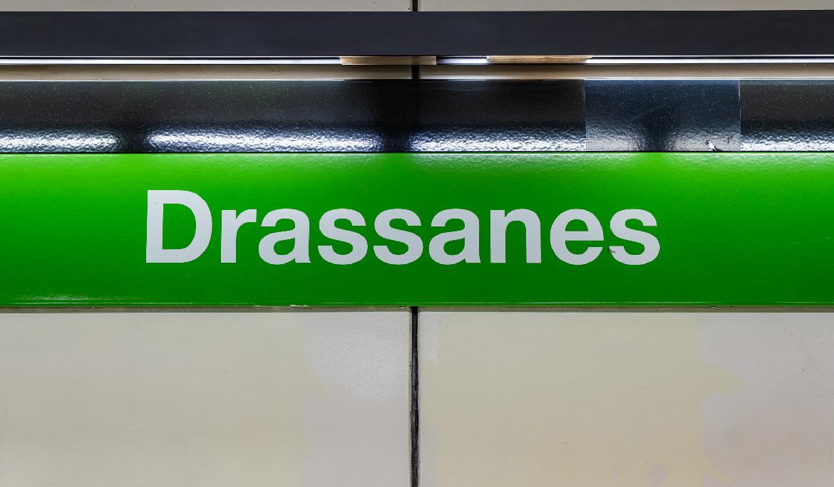 Imatge del cartell de l'andana amb el nom de la parada de Drassanes