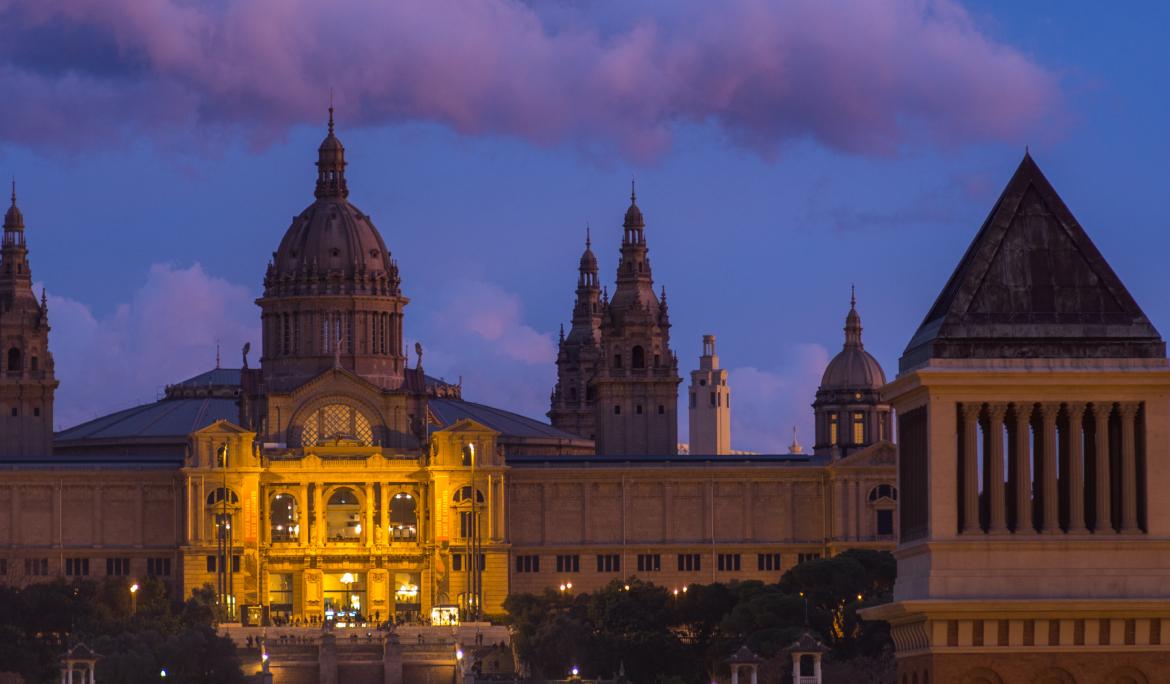 Imatge de nit del castell de Montjuïc de Barcelona