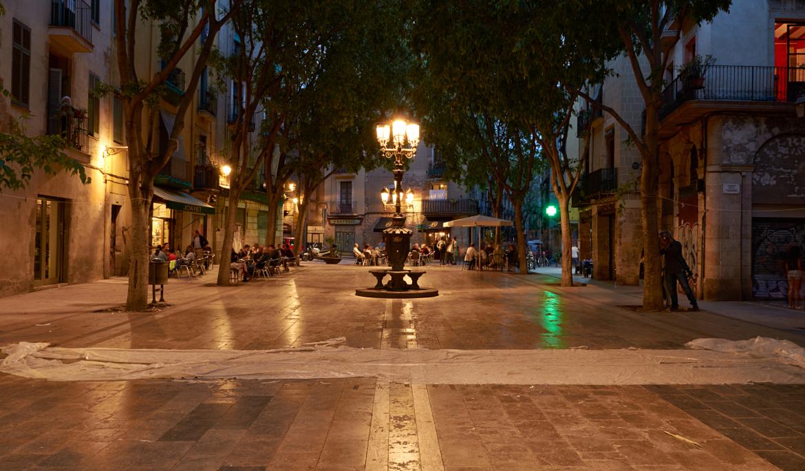 Look this square of El Born at night