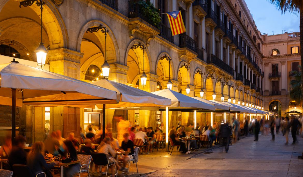 Al capvespre a una plaça del centre