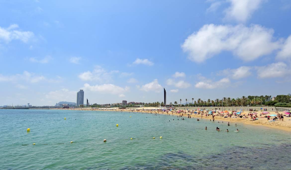 Imatge del mar i la sorra de la platja de Bogatell